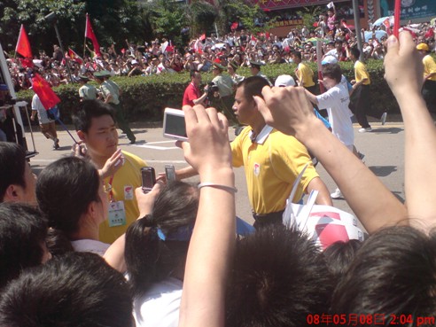 asiagame集团员工喜迎奥运圣火